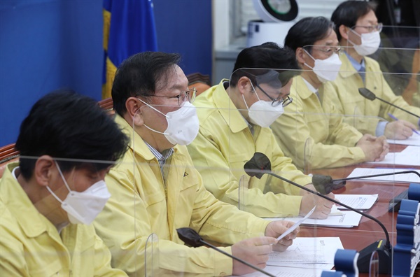 더불어민주당 김태년 원내대표(왼쪽 두번째)가 25일 국회에서 열린 정책조정회의에서 발언하고 있다. 2021.2.25