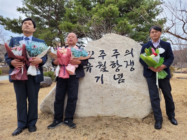 경상대에서 명예졸업증서 받은 권재성, 진홍근, 김기석씨.
