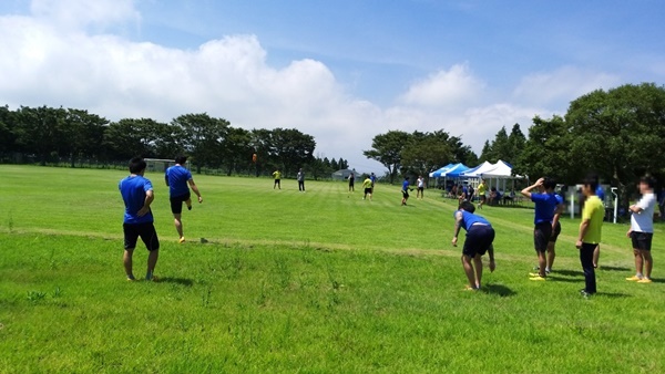  체육대회에서 보호소년들이 축구시합을 하고 있다.