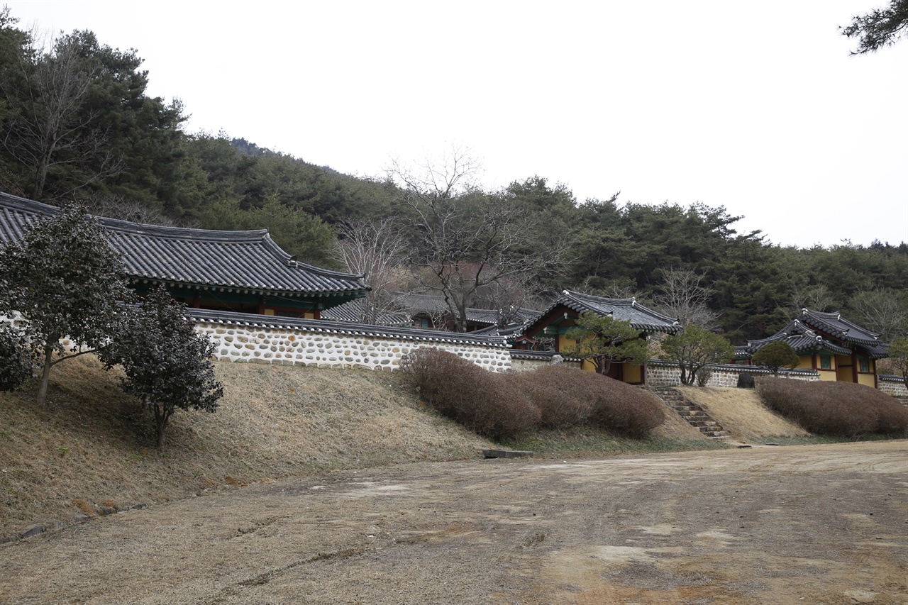 내산서원 전경. 수은 강항을 추모하며, 그의 절개와 성품을 기리는 공간이다. 