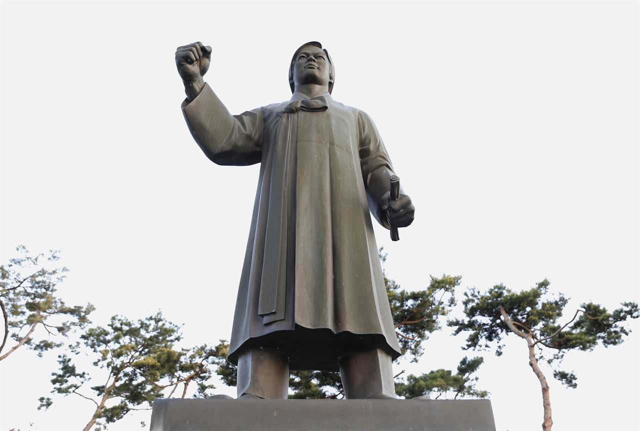 80년 5월 옛 전남도청 앞의 민족민주화대성회를 이끈 박관현 열사의 동상. 내산서원에서 불갑사로 가는 도로변에 세워져 있다.