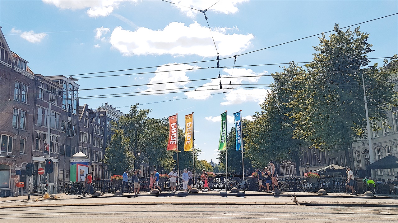 7~8월 암스테르담은 거리 곳곳에 '프라이드 먼쓰(Pride Month)'를 알리는 깃발이 나부낀다.