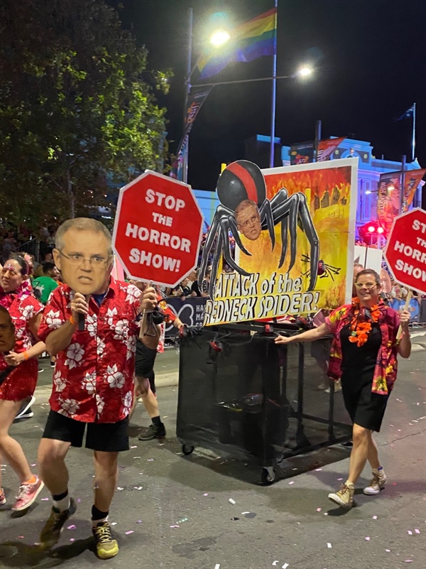 시드니 마디 그라(Sydney Gay & Lesbian Mardi Gras) 퍼레이드 참가자가 호주 총리 스콧 모리슨을 비판하는 피켓을 들고 있다.