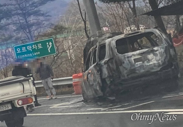 김해 장유 1020호 지방도로에서 차량 전소 사고.
