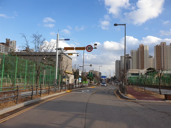 내포신도시 초등학교 앞 무인교통단속카메라 설치 군은 어린이와 노약자, 장애인의 교통사고를 줄이기 위해 어린이보호구역 14개소, 노인보호구역 27개소, 장애인보호구역 1개소를 지정하고 고령운전자 운전면허 자진반납자에 대한 지원과 노후된 교통안전시설 유지보수를 추진했다. 또한, 지난해 무인단속카메라를 5개소에 설치한데 이어 올해 상반기 18개소에 추가설치 하는 등 지속적으로 교통안전시설을 확충하고 있다.
