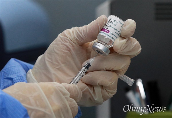 국내 코로나19 백신 접종이 시작된 2월 26일 서울 도봉구보건소에서 의료진이 아스트라제네카 백신을 주사기에 담고 있다.