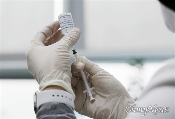 2월 26일 오전 서울 금천구 보건소에서 코로나19 아스트라제네카(AZ) 백신 1회차 접종에 앞서 의료진이 주사기에 백신을 채우고 있다.