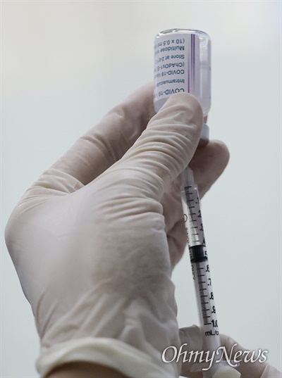 신종 코로나바이러스 감염증(코로나19) 아스트라제네카(AZ) 백신 1회차 접종.