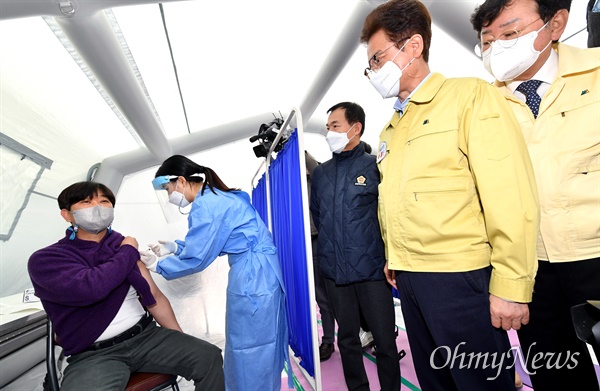 경북 안동의료원에서 26일 오전 9시 애명노인마을 이상국 사무국장이 코로나19 첫 접종자로 나서 아스트라제네카 백신을 접종하고 있다.