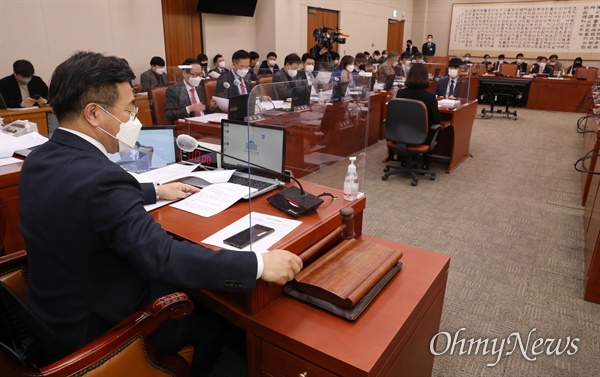 26일 오전 국회 법제사법위원회 전체회의에서 윤호중 위원장이 법안상정을 하고 있다.