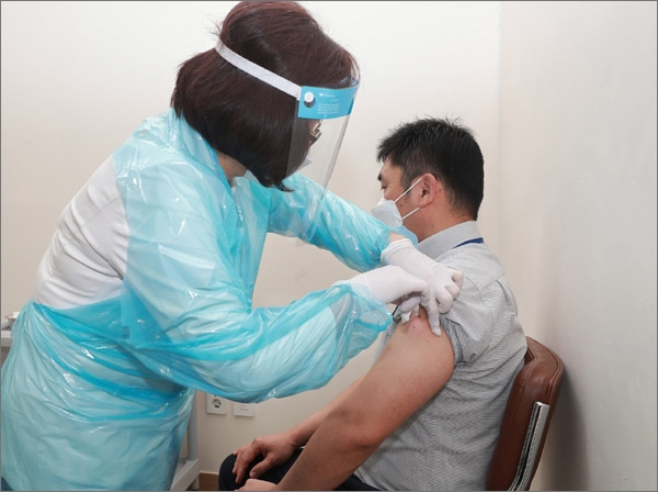 대전시 첫 코로나19 백신 예방접종 대상자인 성심요양병원 의료진이 26일 오전 접종을 받고 있다.