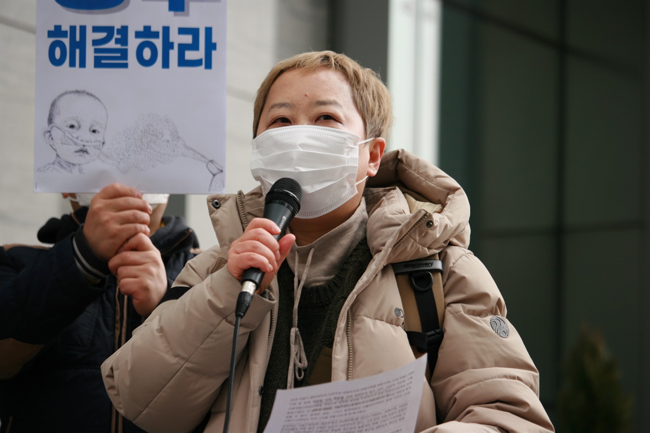 25일 가습기살균제 피해자 박수진씨가 여의도 옥시RB 본사 앞에서 가해기업의 책임을 촉구하고 있다.