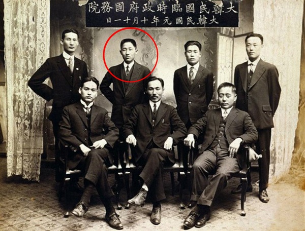 항일 독립운동가인 윤현진 선생의 모습. 1919년에 찍은 대한민국 임시정부 초대 국무원 기념 사진으로 뒤에서 왼쪽으로 두 번째가 윤현진 선생이다.