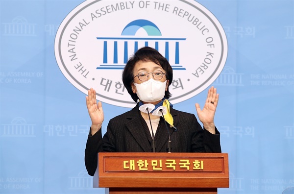 열린민주당 김진애 서울시장 후보가 28일 국회 소통관에서 범여권 후보 단일화와 관련해 입장을 밝히고 있다. 2021.2.28