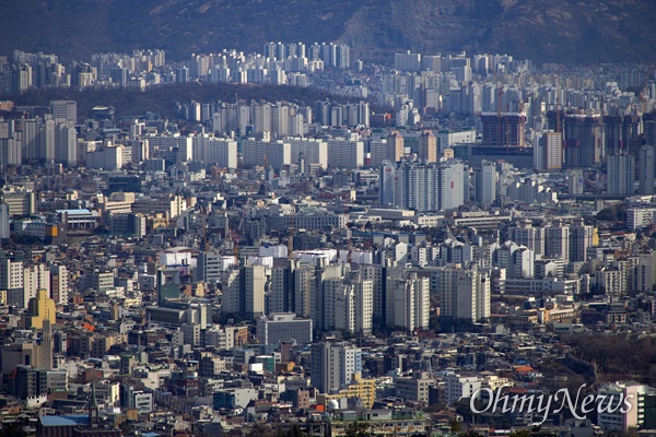 서울 강북지역 아파트와 빌딩들.