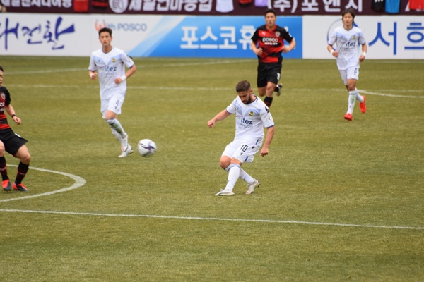  후반전, 인천 유나이티드 첫 골 주인공 아길라르가 왼발 킥으로 공격을 이끌고 있다.