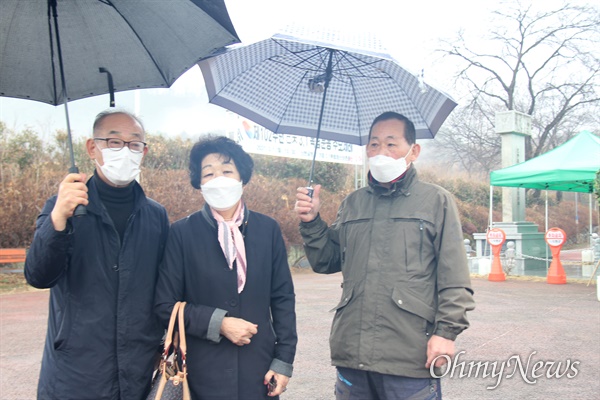  경남 의령군 부림면 신반공원에 있는 '기미삼일독립운동기념비' 앞에서 만난 김영만 열린사회희망연대 고문(왼쪽)과 고 박재선 선생의 며느리 정옥이(89) 여사.