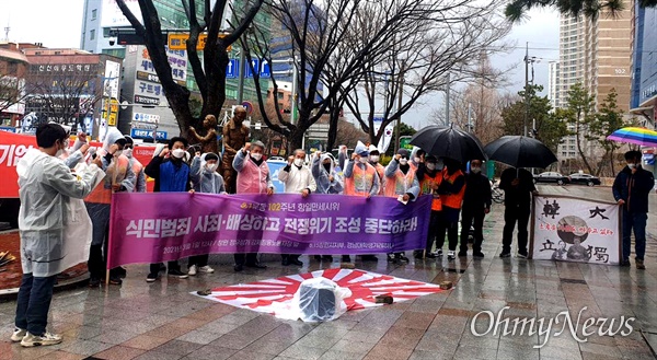 6·15공동선언실천 남측위원회 경남본부 창원시지부는 3·1절을 맞아 1일 창원 강제징용노동자상 앞에서 일본 규탄 집회를 열었다.