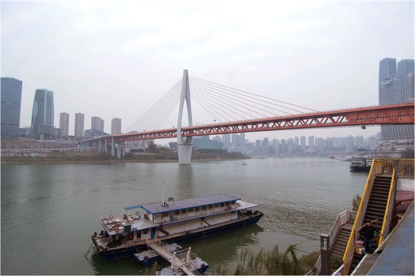 충칭의 중심가 훙야둥((洪崖洞)에서 바라본 창강(長江). 양쯔강이라고도 불리는 이 강은 충칭을 서에서 동으로 가르며 흐른다.