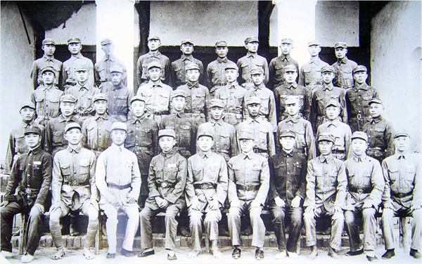 1944년 중국 중앙군관학교 린촨분교의 한국광복군 청년훈련반 교육 중인 제1기생. 이들은 12월 졸업한 뒤 충칭으로 가 제2차 토교대로 편성되었다가 장준하·김준엽 등 대부분이 광복군 제2지대로 파송되었다(전시사진 재촬영).