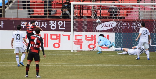  포항 스틸러스 에이스 송민규가 2월 28일(토) 인천 유나이티드 FC를 상대로 천금의 결승골을 터뜨리는 순간