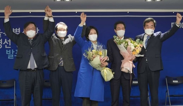 서울시장 후보 1일 오후 더불어민주당 서울시장 후보 당선자 발표대회에서 박영선, 우상호 후보와 이낙연 당대표, 김태년 원내대표, 변재일 선관위원장 등이 손을 흔들고 있다. 