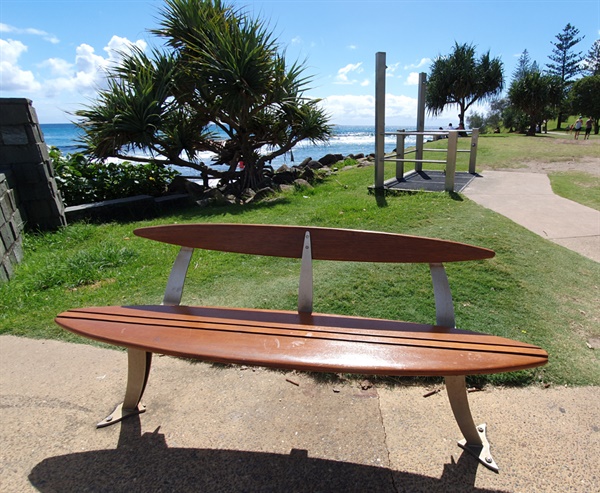 서핑하는 사람들이 많이 찾는 해변에는 의자도 서프보드 모양으로 만들어 비치하고 있다.