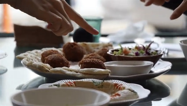 난민이 운영하는 제주 와르다 식당에서