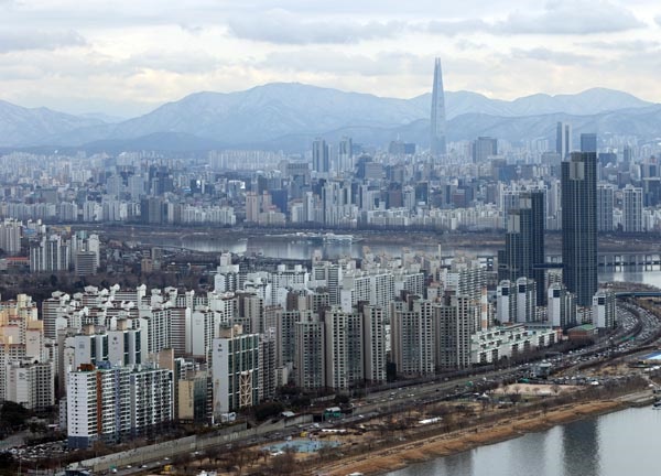 서울의 평균 주택가격이 8억원을 돌파했다. 2일 KB국민은행 리브부동산이 발표한 월간KB주택시장동향 시계열 자료에 따르면 2월 서울의 주택 종합 평균 매매가격은 8억975만원으로, 전월(7억9천741만원)보다 1천234만원 오르며 처음 8억원을 넘겼다. 사진은 2일 서울 시내 아파트 단지 모습. 2021.3.2