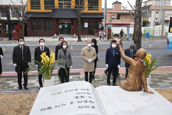 2일 경남도교육청 제2청사 뜰에 있는 ‘기억과 소망’ 조형물 앞에서 열린 추모식.