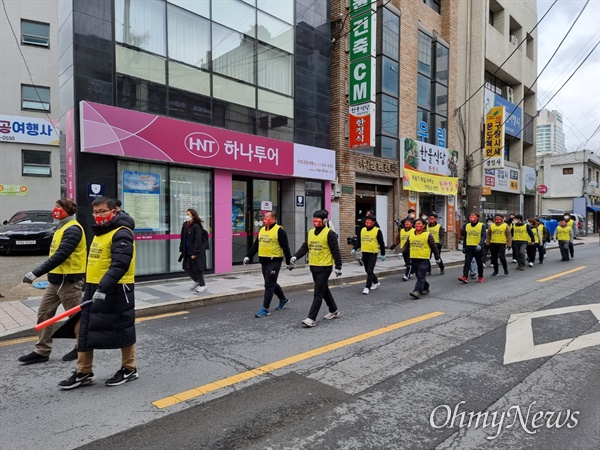 흑자 폐업으로 길거리로 쫓겨난 한국게이츠 노동자들과 대구시민대책위는 오는 16일까지 도보행진을 벌이며 대구시민들에게 위장폐업과 해고문제를 알리기로 했다.