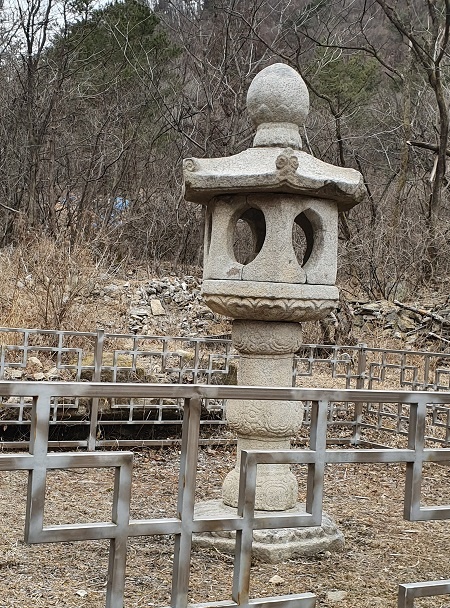 화천 계성리 석등은 고려시대 유물로서 보물 496호로 지정돼 있다.