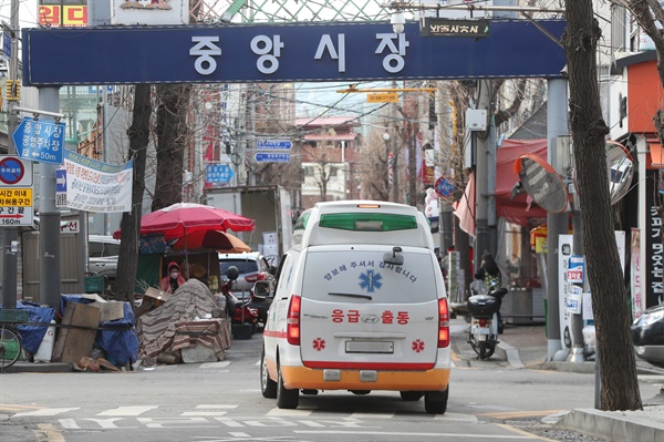 2일 경기도 동두천시 중앙도심공원 임시선별진료소 인근에서 구급차가 이동하고 있다. 동두천시가 지역 거주 외국인을 대상으로 진행한 코로나19 선제검사에서 이틀간 80명이 넘는 확진자가 나왔다.