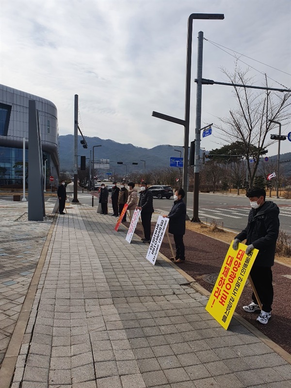 충남도청 앞에서 지난달 25일 안면읍 중장리 주민들이 태양광발전시설의 심의 통과를 주장하는 시위를 펼쳤다.