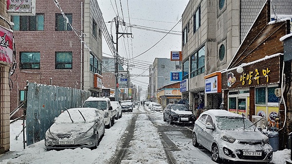 3월 1일 오후 4시 새벽부터 줄기차게 쏟아지던 봄비가 오후로 접어들면서 눈으로 바뀌었다. 오후 4시 무렵 눈을 치울 생각으로 창고를 열었으나 연장이 마땅치 않아 근처 철물점에서 눈삽을 하나 산 후 시내를 한바퀴 돌아보았다.