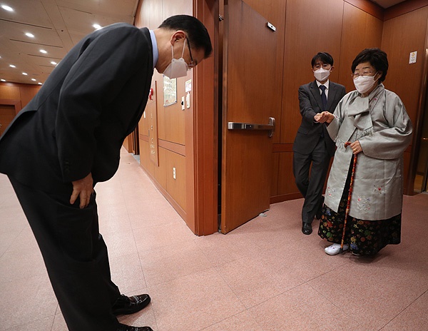 정의용 외교부 장관이 3일 서울시 종로구 외교부를 방문한 일본군 위안부 피해자인 이용수 할머니를 엘리베이터 앞에까지 나와 맞이하며 인사하고 있다. 