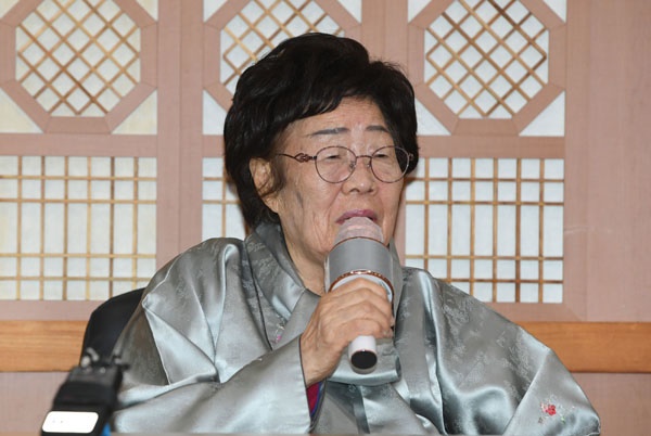  일본군 위안부 피해자인 이용수 할머니가 3일 서울 종로구 외교부에서 정의용 외교부 장관과 면담을 마친 뒤 취재진과 기자간담회를 갖고 있다.