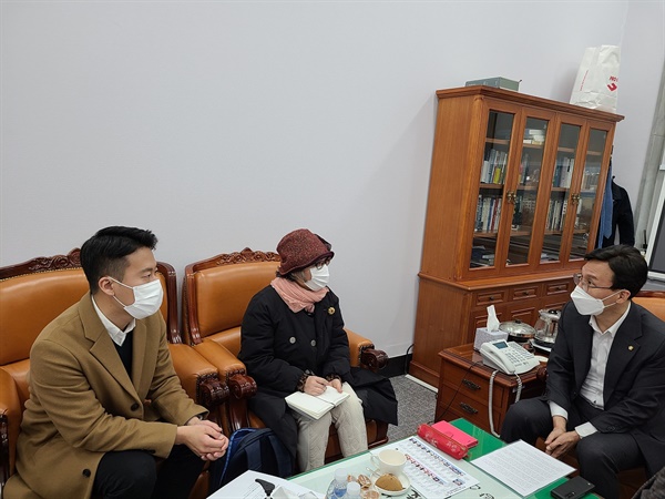 2월 26일, 국회 보건복지위원장실에서 김민석 의원이 의료사고 유족과 수술실 CCTV 설치 필요성에 대한 의견을 듣고 있다