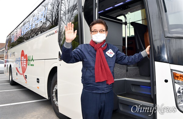 경북도가 3일부터 지역 시군을 순회하는 '새바람 행복버스'를 운행한다. 이철우 경북도지사가 버스 앞에서 포즈를 취하고 있다.