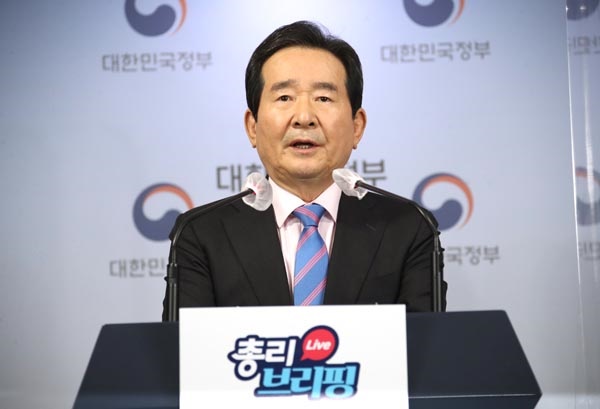  정세균 국무총리가 4일 오후 정부서울청사 브리핑실에서 두 번째 정례브리핑을 하고 있다.