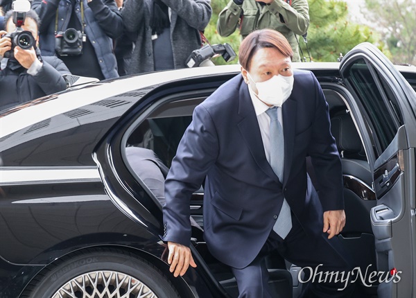 윤석열 검찰총장이 4일 오후 서울 서초구 대검찰청에 출근해 차량에서 내리고 있다.