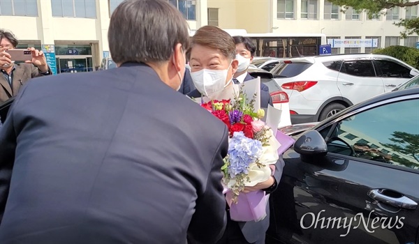 권영진 대구시장이 지난 3일 오후 대구고검·지검을 찾은 윤석열 총장에게 꽃다발을 전달하고 있다.