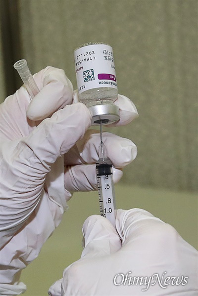 지난 4일 서울 종로구 서울대학교 어린이병원 내 강의실에서 의료진 대상 코로나19 아스트라제네카(AZ) 백신 접종이 진행됐다. 이날 총 50여명의 의료진이 백신을 접종했다. 의료진이 접종 준비를 하고 있다.
