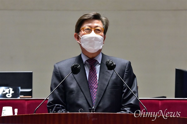 국민의힘 박형준 부산시장 후보가 5일 국회에서 열린 의원총회에 참석해 인사말 하고 있다.