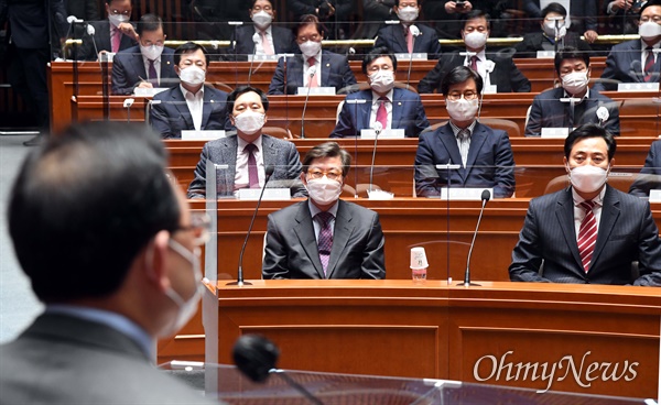 국민의힘 오세훈 서울시장 후보와 박형준 부산시장 후보가 5일 국회에서 열린 의원총회에 참석해 주호영 원내대표의 발언을 듣고 있다. 