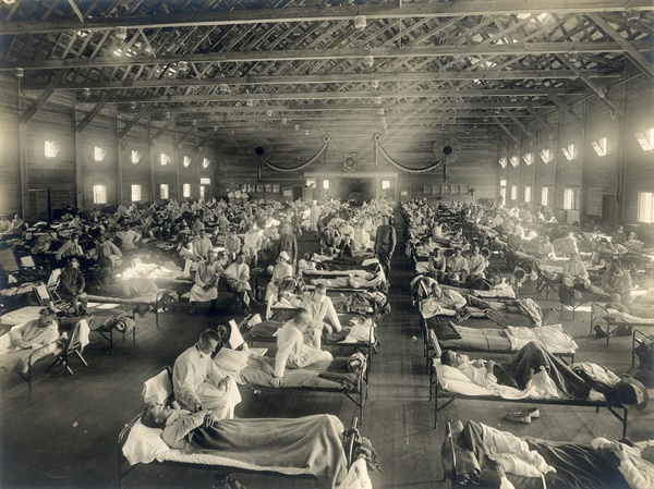 미국 캔자스주 하스켈 카운티(Haskell County)의 미군 주둔지 포트 라일리(Fort Riley)의 캠프 펀스턴(Camp Funston) 군 병원 병상에서 스페인 독감을 앓고 있는 군인들.