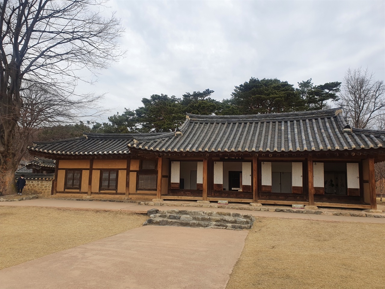 정약용은 강진에서의 긴 유배생활을 마치고 남양주의 여유당에서 은거하며 말년까지 세월을 보냈었다. 뒷편에는 정약용의 묘가 있다