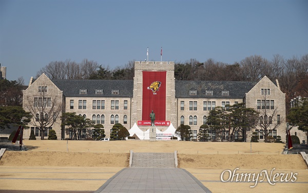 서울 성북구 안암동 고려대학교 본관.