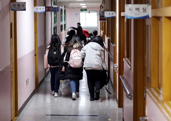 신학기 첫 등교가 시작된 2일 오전 부산 동래구 내성초등학교에서 학생들이 교실로 들어가고 있다.