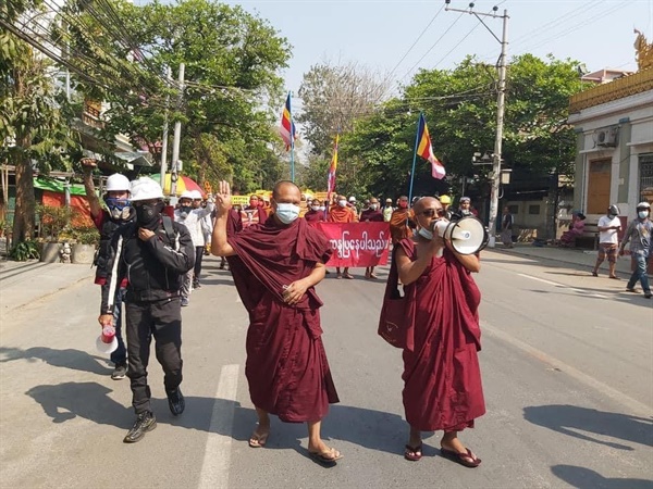 미얀마 승려들의 민주화 시위.